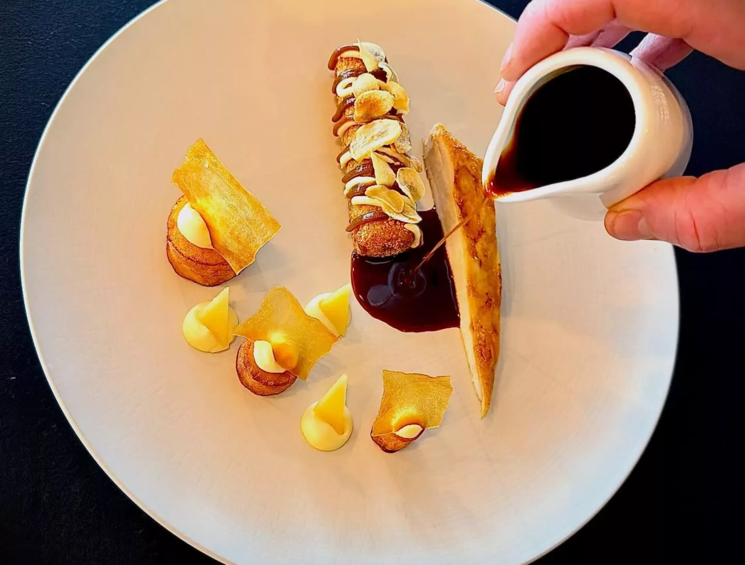 Volaille fermière, pomme de terre jus réduit et tonka.