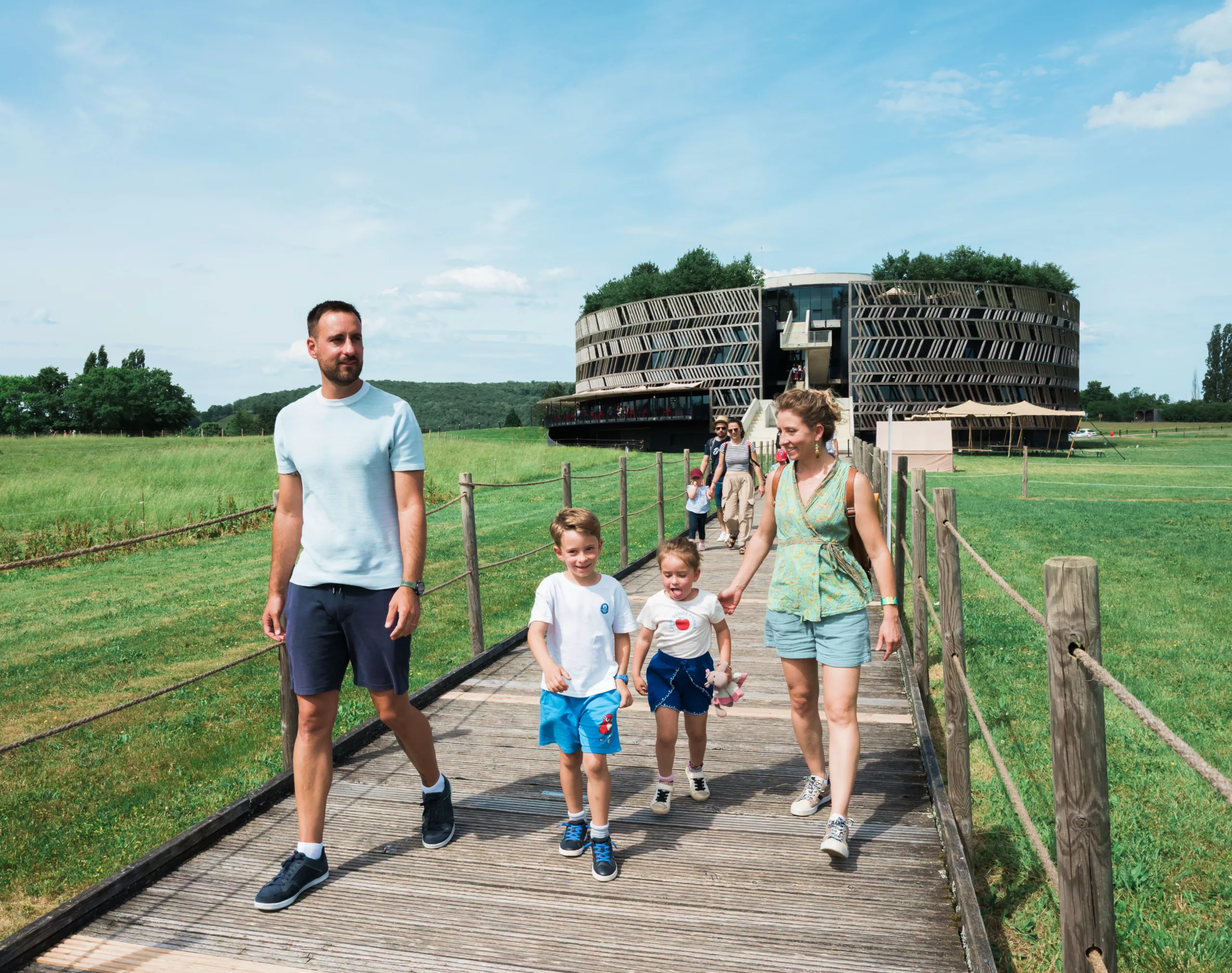Une famille marche devant le musée