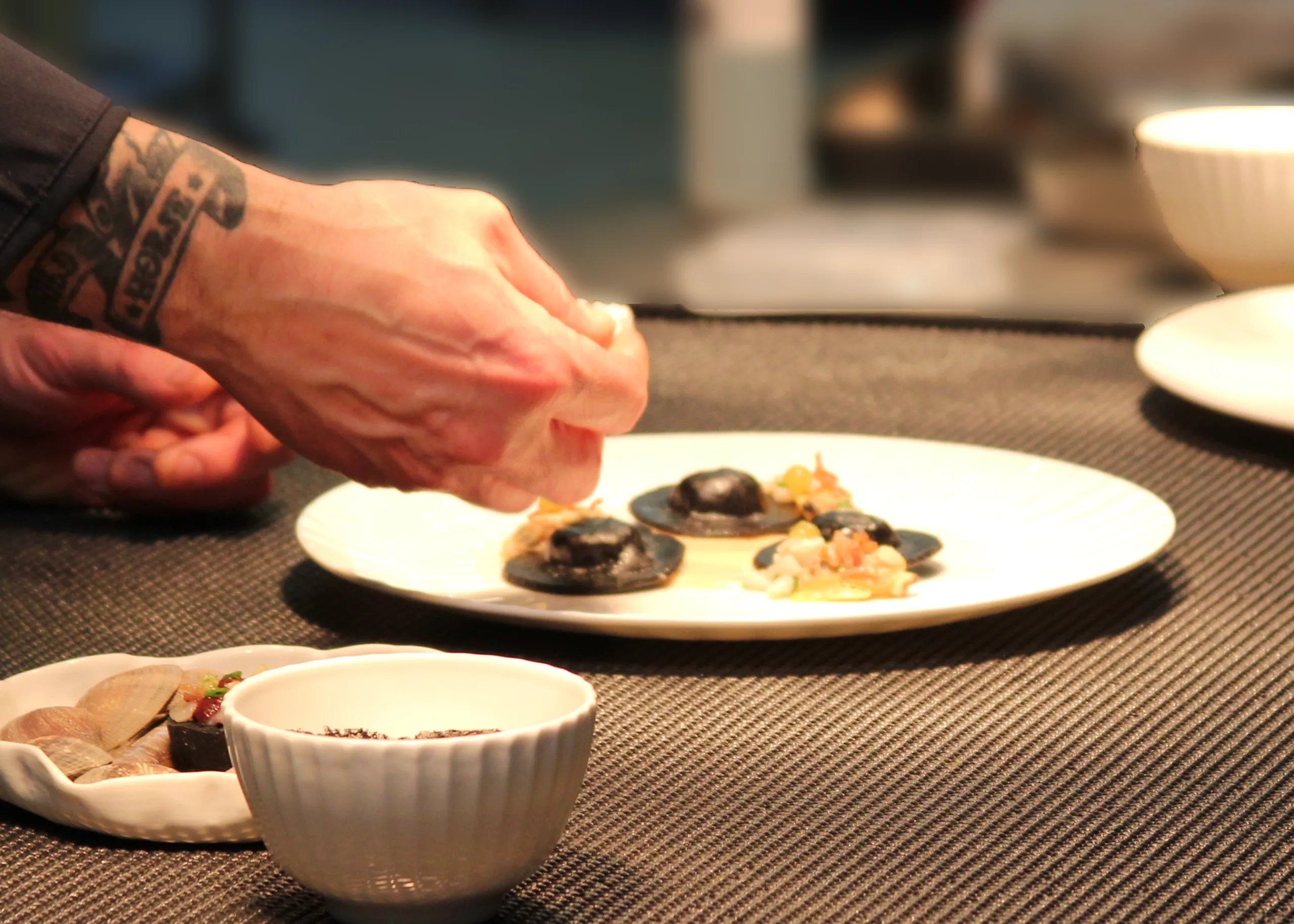 Le dressage d'une assiette à la table de Victor