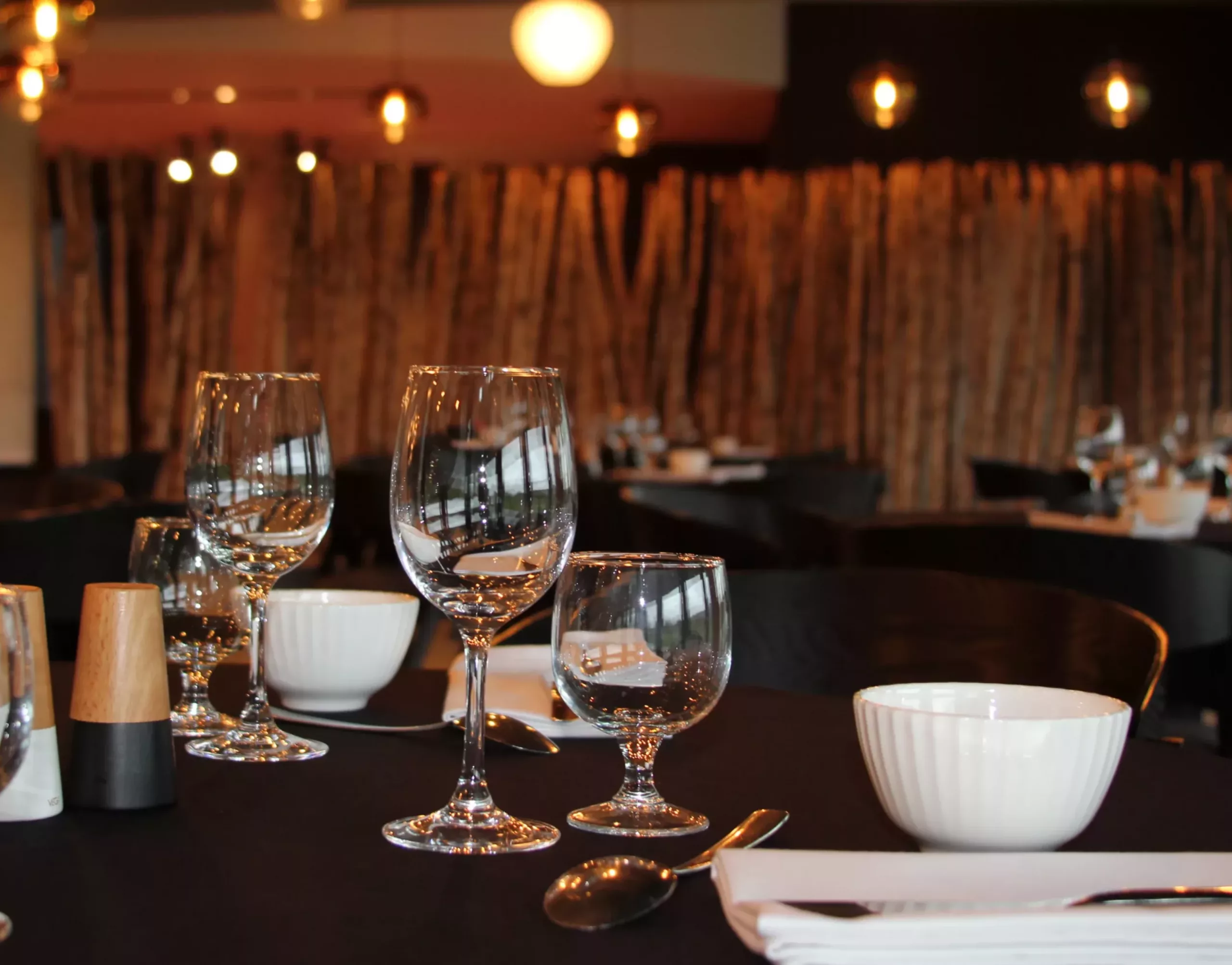 Intérieur chaleureux et intime du restaurant La Table de Victor, 40 couverts, au cœur du MuséoParc Alésia en Côte-d'Or
