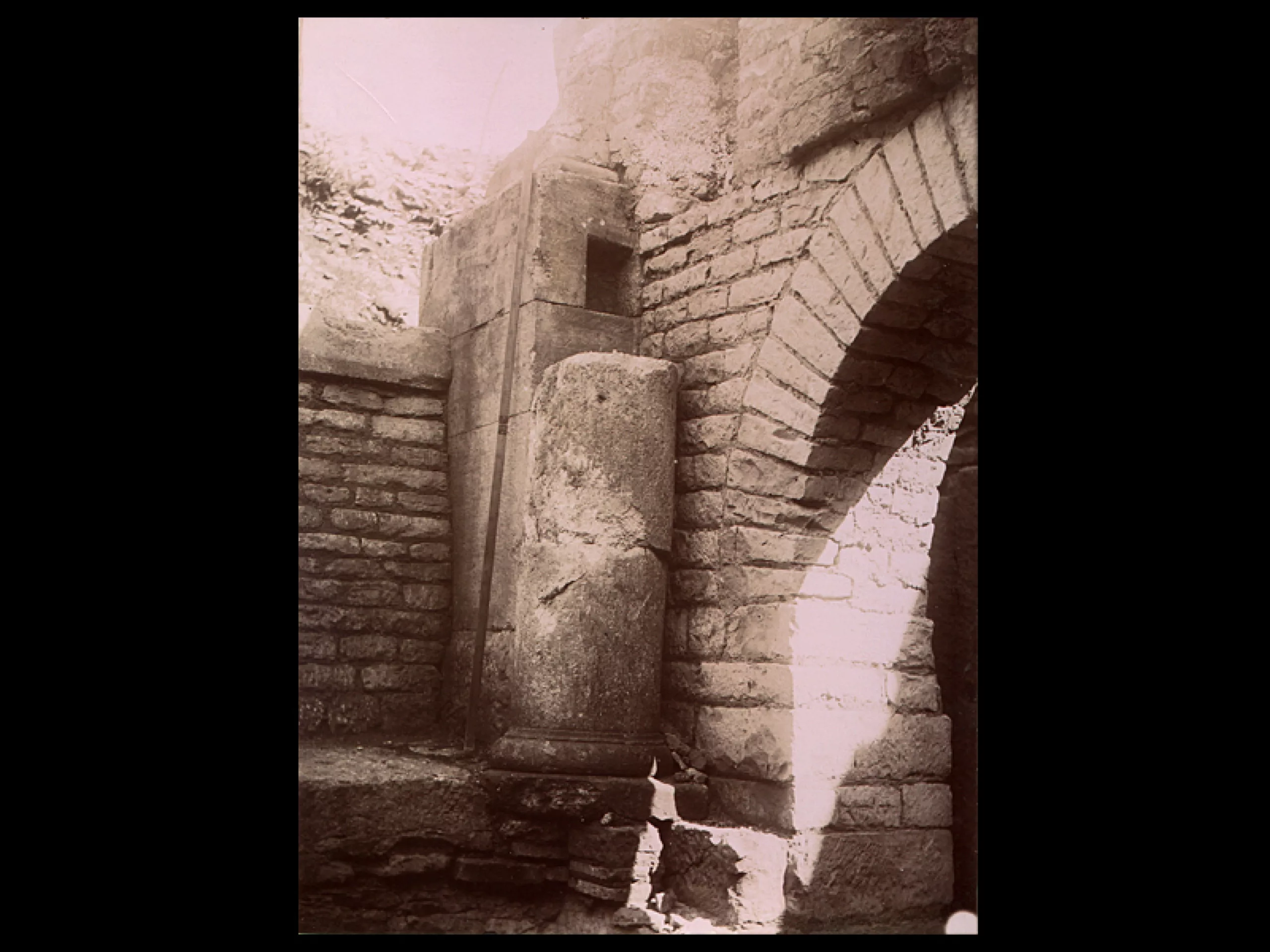 La salle souterraine du Monument d'Ucuetis Alesia ville gallo-romaine © Fonds Société des Sciences de Semur